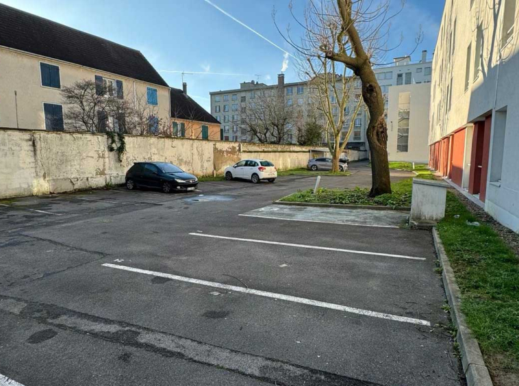 Parking logements étudiants à Saint-Denis Résidence étudiante Les Marronniers