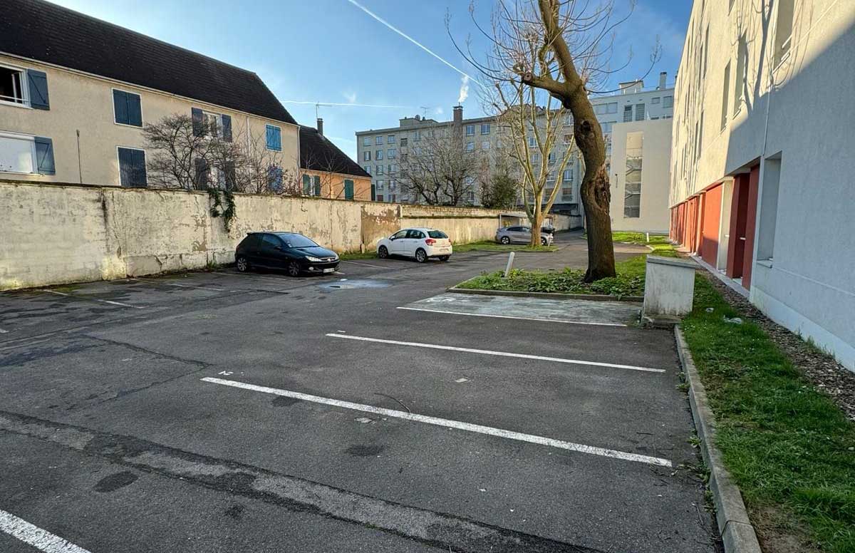 Parking logements étudiants à Saint-Denis Résidence étudiante Les Marronniers